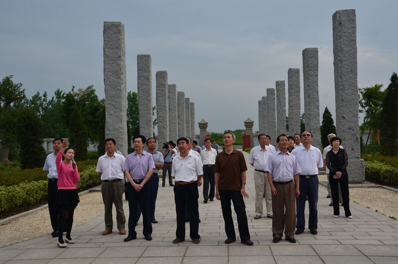 省老促会领导视察黄国故城(张建中前排左二)、(贾连朝前排左二)